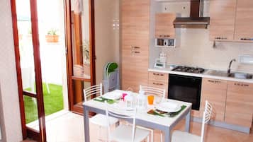 Kühlschrank, Ofen, Herdplatte, Wasserkocher