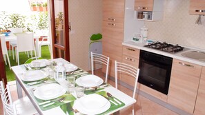 Fridge, oven, stovetop, electric kettle - Spacious Lecce apartment in the central area (Lecce)