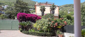 Charming independent villa with garden near the sea and near Rome