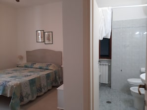 Shower, hair dryer, bidet, towels - Charming independent villa with garden near the sea and near Rome (San Felice Circeo)