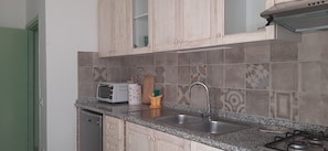 Refrigerador, horno, parrilla de estufa y lavavajillas