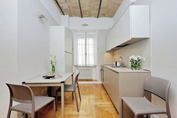 Dining - COLOSSEUM ELEGANT APARTMENT FOR 4 - NEAR METRO (Roma)