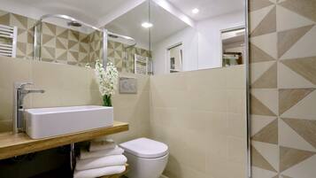 Douche, sĂšche-cheveux, bidet, serviettes fournies