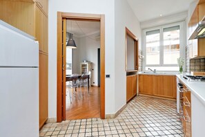 Fridge, microwave, stovetop, dishwasher - Colosseum panoramic elegant apartment for 6 (Roma)