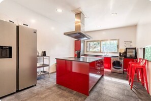 Fridge, microwave, oven, stovetop - Design villa in the mountains of Madrid (Guadarrama)