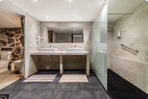 Shower, jetted tub, hair dryer, bidet - Design villa in the mountains of Madrid (Guadarrama)