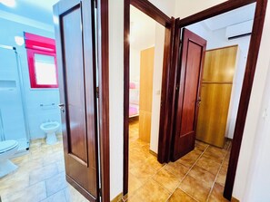 Combined shower/bathtub, hair dryer, bidet, towels