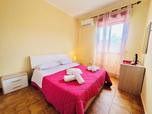 5 habitaciones, tabla de planchar con plancha y cuna de viaje 