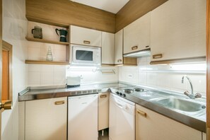 Mikrowelle, Geschirrspüler, Wasserkocher mit Kaffee-/Teezubehör, Toaster