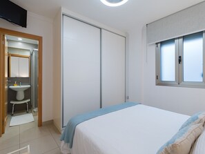 2 habitaciones, tabla de planchar con plancha, cuna de viaje y wifi 