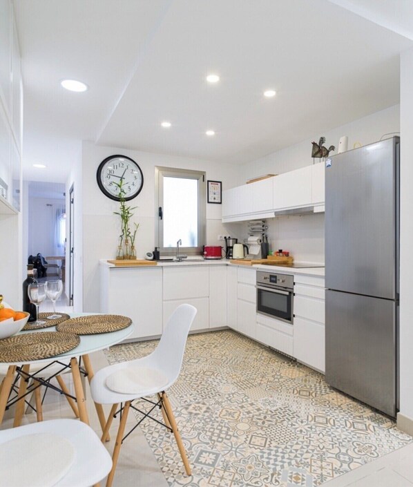 Réfrigérateur, four à micro-ondes, un four, surface de cuisson