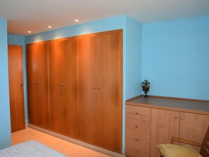 3 habitaciones, tabla de planchar con plancha, internet y ropa de cama 