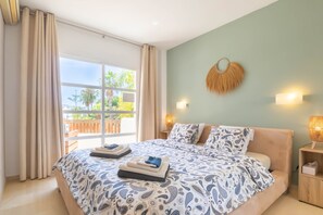 1 soverom, safe på rommet, strykejern/-brett og reiseseng for barn