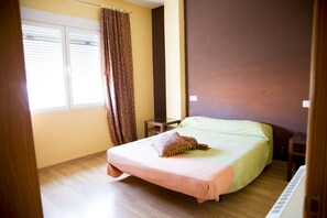 3 bedrooms, desk, iron/ironing board, WiFi