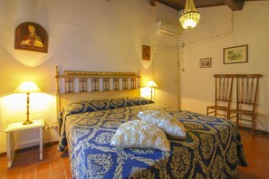 2 bedrooms, iron/ironing board, WiFi