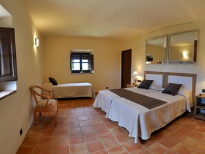 5 bedrooms, iron/ironing board, Internet, bed sheets