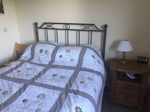 1 bedroom, iron/ironing board, WiFi, bed sheets - Bright, modern, 1 bdrm 2nd floor flat with balcony in quiet cul de sac in Leith (Edinburgh)