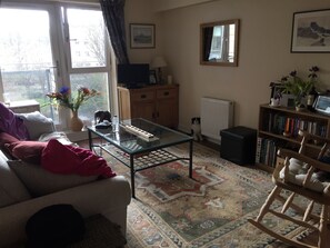 TV - Bright, modern, 1 bdrm 2nd floor flat with balcony in quiet cul de sac in Leith (Edinburgh)