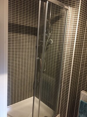 Combined shower/bathtub, towels