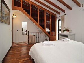 2 bedrooms, iron/ironing board, Internet, bed sheets