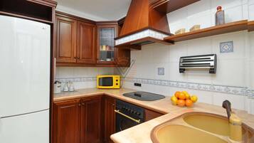 Een koelkast, een microgolfoven, een oven