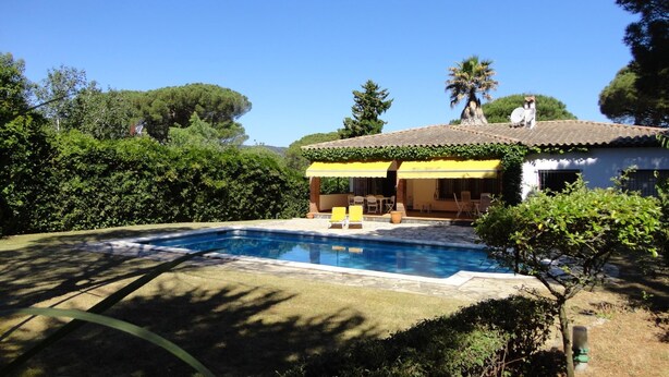 A pool area with a house in the background, surrounded by greenery. - Palenque CostaBravaSi - Pool, BBQ, garden, Golf (Santa Cristina d'Aro)