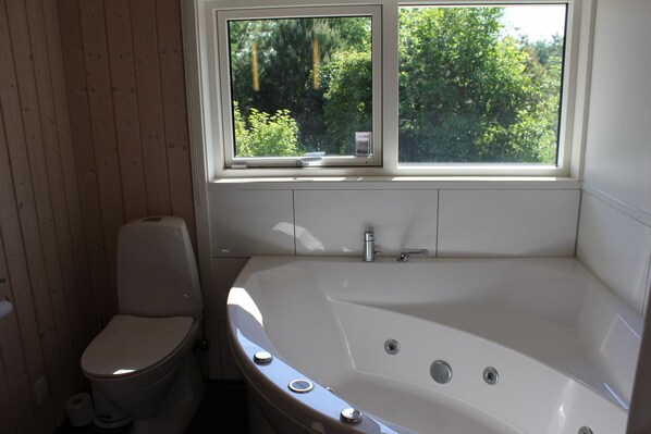 Douche, baignoire Ă jets, serviettes fournies