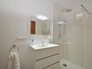 Dusche, Haartrockner, Handtücher