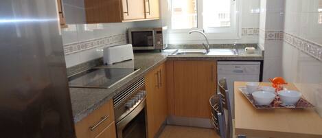 雪櫃、微波爐、焗爐、洗碗機