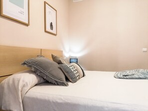 1 dormitorio, tabla de planchar con plancha, wifi y ropa de cama