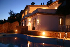 Een buitenzwembad en een verwarmd zwembad