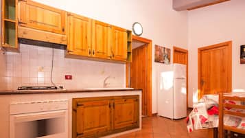 Refrigerador, placa de cocina, tetera/pava eléctrica