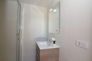 Banheira, secador de cabelo, toalhas de banho 