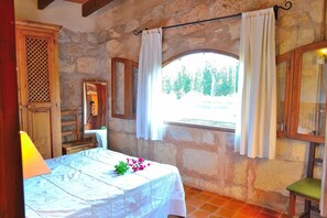 3 slaapkamers, een strijkplank/strijkijzer, gratis wifi, beddengoed