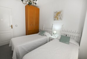 3 slaapkamers, een strijkplank/strijkijzer, gratis wifi, beddengoed