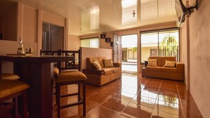 Un salón amplio con una mesa de comedor, dos sofás y una zona de cocina.