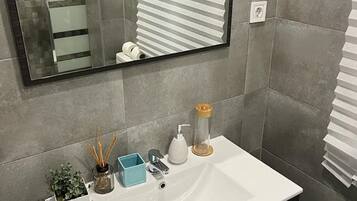 Een douche, een haardroger, toiletpapier