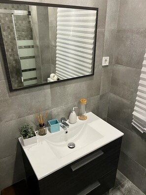 Douche, sèche-cheveux
