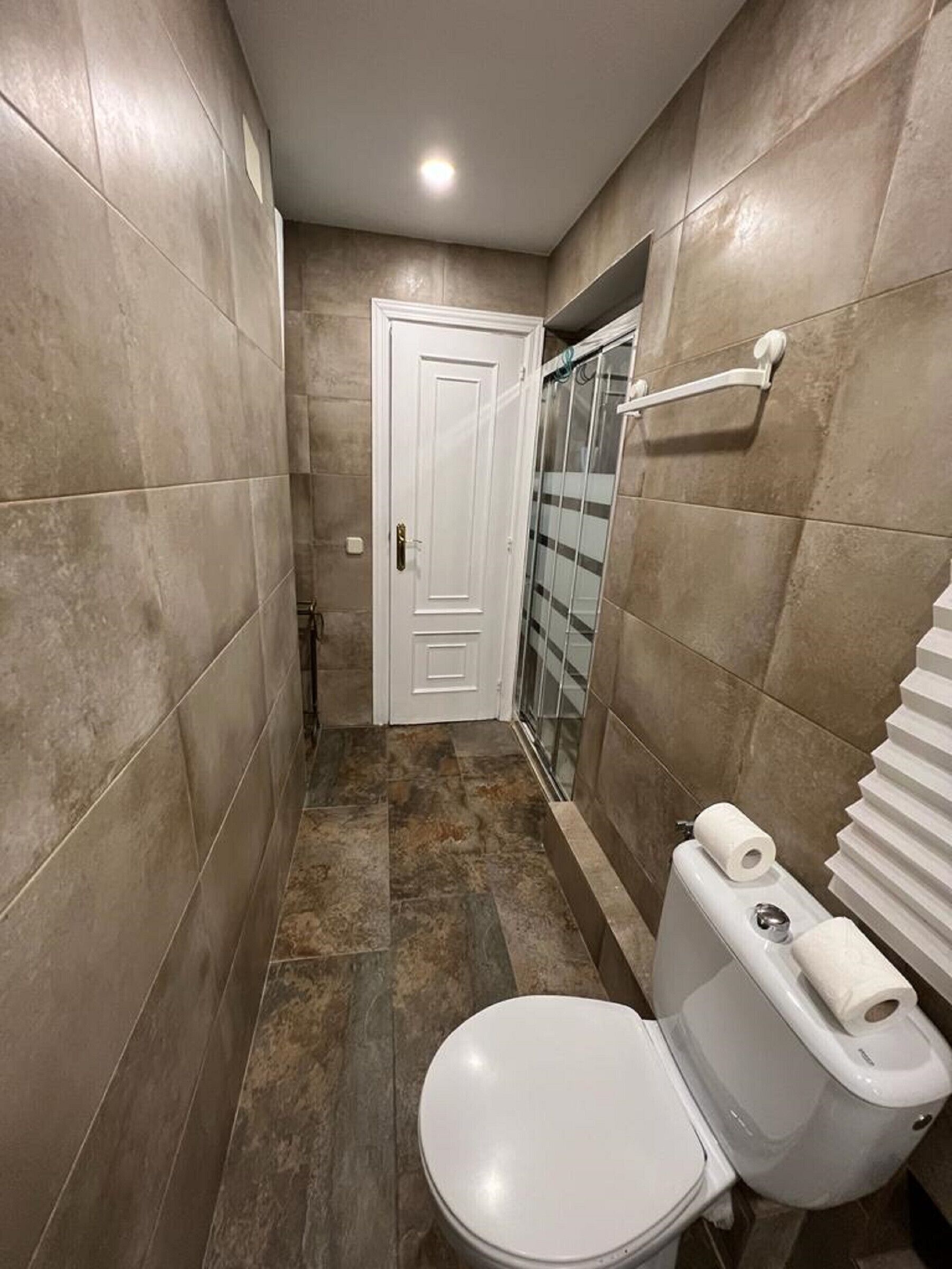 Een douche, een haardroger, toiletpapier