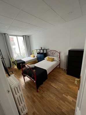 3 bedrooms, soundproofing, iron/ironing board