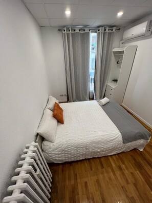 3 chambres, fer et planche à repasser