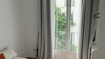 3 chambres, chambres insonorisées, fer et planche à repasser