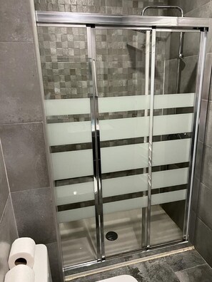 Dusche, Haartrockner, Toilettenpapier
