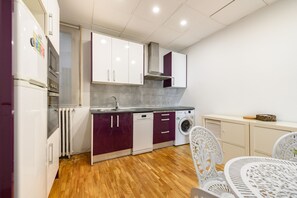 A compact kitchen with a dishwasher, a built-in oven, and a washing machine. - Luxury apartment Centro Madrid Downtown M (VEL55) (Madrid)