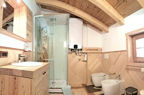 Dusche, Haartrockner, Bidet, Handtücher