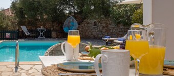 Charming Cottage with two bedrooms, Private Pool and beautiful sea views!