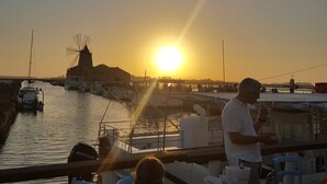 A sunset view from a dock with boats and a windmill in the background. - Lisca Blu villa 6+2 pp, seaside, A/C, Wifi, free parking and 2 bathrooms. Dogs allowed (Custonaci)
