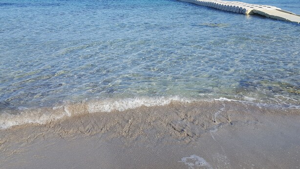 A clear beach with a concrete pier extending into the water. - Lisca Blu villa 6+2 pp, seaside, A/C, Wifi, free parking and 2 bathrooms. Dogs allowed (Custonaci)