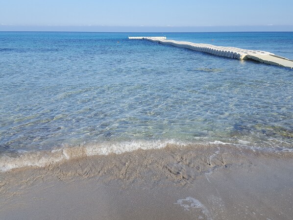 En la playa, camastros y toallas de playa 