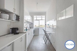 Réfrigérateur, micro-ondes, four, cafetière/bouilloire